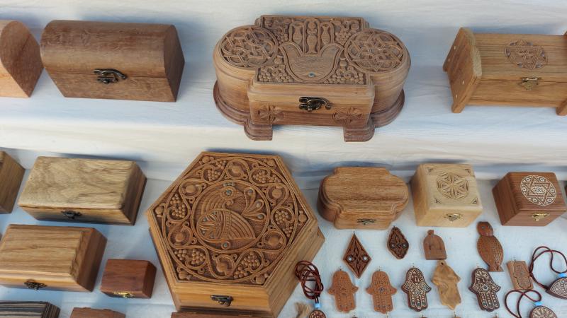 Шкатулки,  подсвечники,  сувениры  иудаика,  корнопластика.