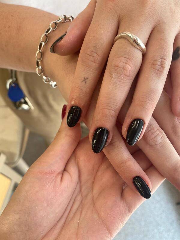 Услуги ногтевого сервиса: маникюр/педикюр