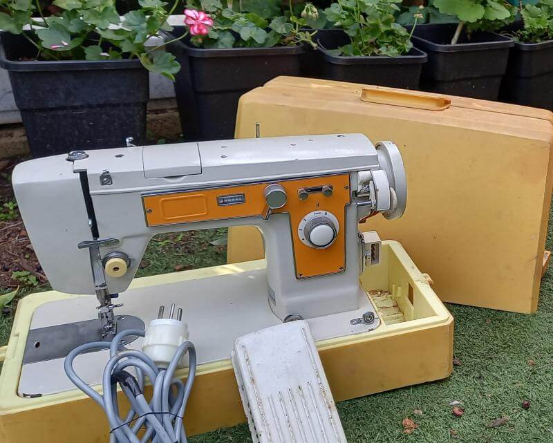 Швейная машинка Brother с электроприводом.