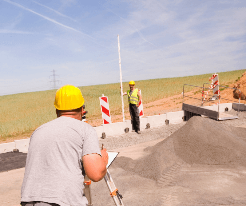 Геодезисты и помощники
