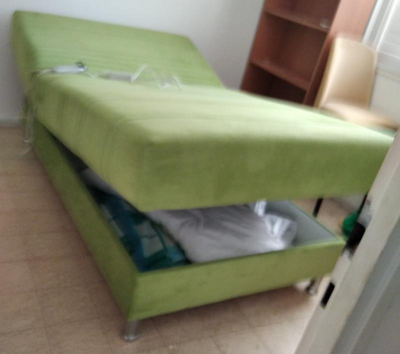 Кровать с электроподъемником подголовника и ящиком для белья