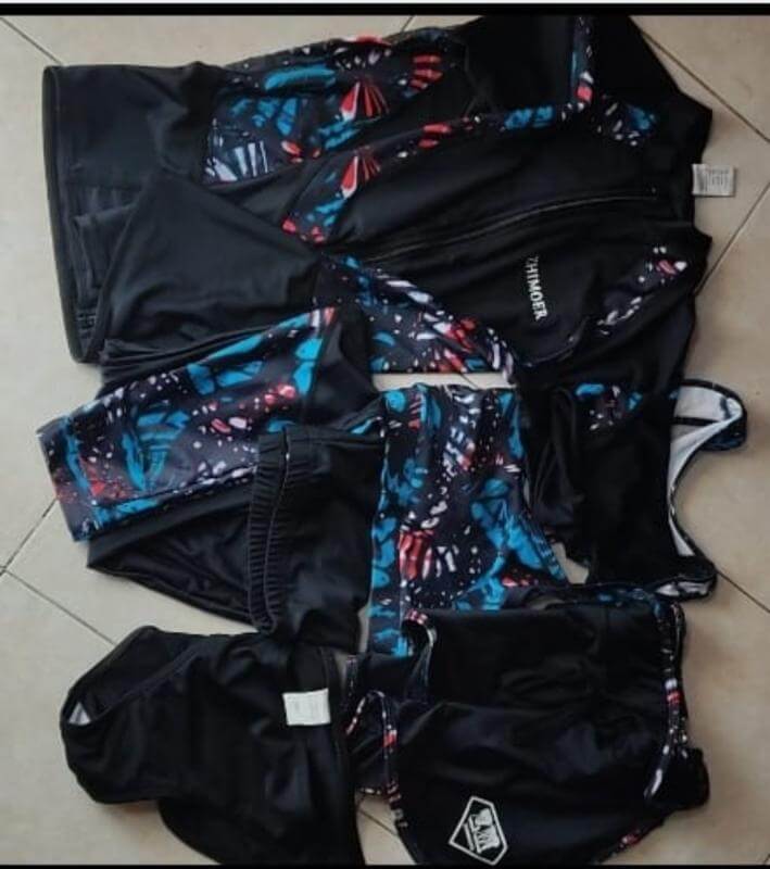 Комплект из пяти частей для защиты от медуз в море.