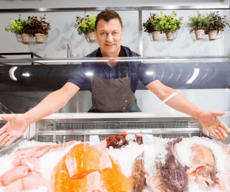 РАБОТНИК В РЫБНЫЙ ОТДЕЛ