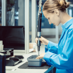 Требуется РАБОТНИК  РАБОТНИЦА НА СБОРКУ НА БЛАГОУСТРОЕННЫЙ ЗАВОД ЭЛЕКТРОНИКИ в Нес Ционе