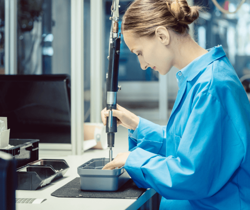 Требуется РАБОТНИК  РАБОТНИЦА НА СБОРКУ НА БЛАГОУСТРОЕННЫЙ ЗАВОД ЭЛЕКТРОНИКИ в Нес Ционе