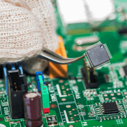 Требуются МОНТАЖНИКИ/ЦЫ И ПАЯЛЬЩИЦЫ/КИ в ведущую компанию, специализирующуюся на электронике